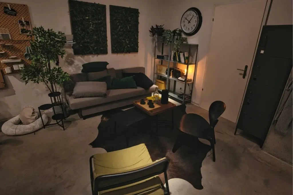 small apartment decorating ideas on a budget with layered lighting and plant styling